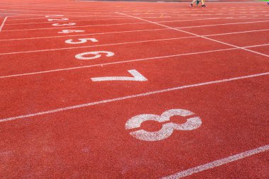 Atletizm stadyumunda koşu pistinde şerit sayısı