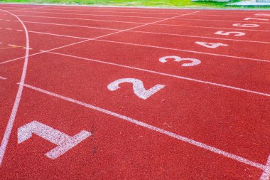Atletizm stadyumunda koşu pistinde şerit sayısı