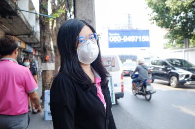 St. N95 koruyucu maske takan kadınlar hava kirliliğine maruz kalıyor
