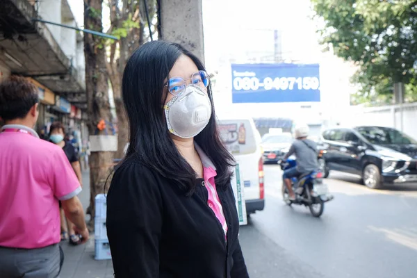 Kvinnor som bär skyddande mask N95 lidande luftföroreningar på Str — Stockfoto