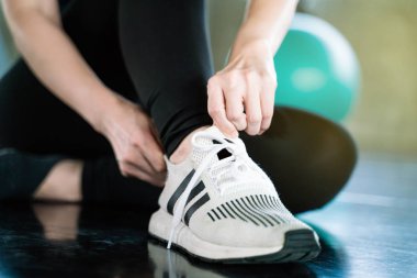 Yakın yukarı kadınlar el spor salonunda Koşu Ayakkabı bağlama