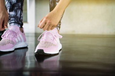 Yakın yukarı kadınlar el spor salonunda Koşu Ayakkabı bağlama