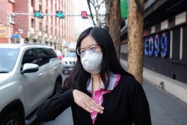 St. N95 koruyucu maske takan kadınlar hava kirliliğine maruz kalıyor