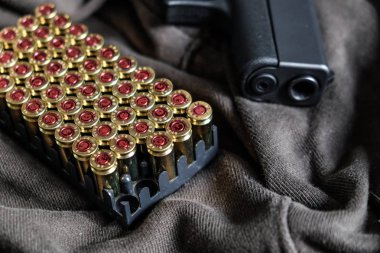 Fmj 9mm otomatik tabanca balistik kumaş arka planda