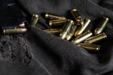 Fmj 9mm otomatik tabanca balistik kumaş arka planda