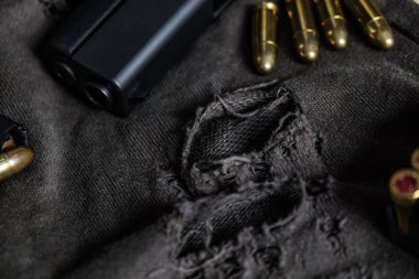 Fmj 9mm otomatik tabanca balistik kumaş arka planda