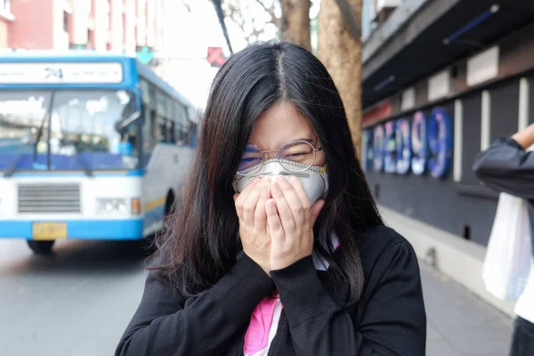 保護マスクn95を着用した女性は、strに大気汚染に苦しんでいます — ストック写真
