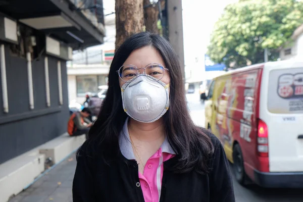 Kvinnor som bär skyddande mask N95 lidande luftföroreningar på Str — Stockfoto