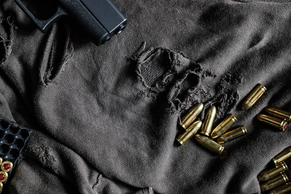 Fmj 9mm otomatik tabanca balistik kumaş arka planda — Stok fotoğraf