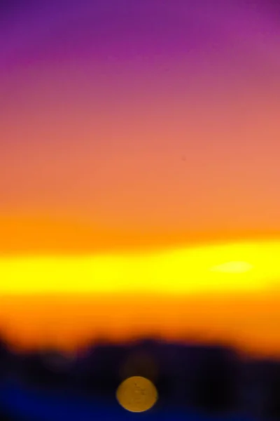 Ciudad borrosa atardecer edificio cielo colorido —  Fotos de Stock