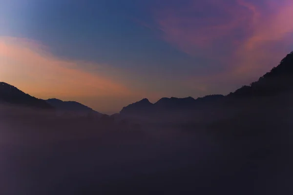 सकाळी चहा क्षेत्रात धुके सह निसर्ग लँडस्केप सूर्योदय — स्टॉक फोटो, इमेज