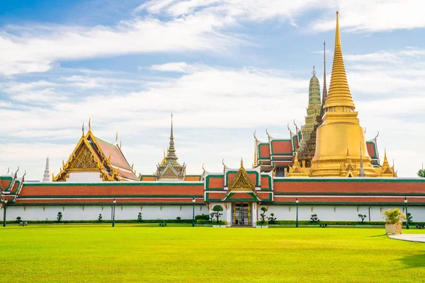 Tempel van Smaragd groene Boeddha wat pra Kaew in ochtend blauwe hemel reizen — Stockfoto