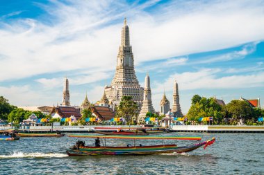 Tekne mavi gökyüzü güneşli gün ile şafak Wat Arun Tapınağı