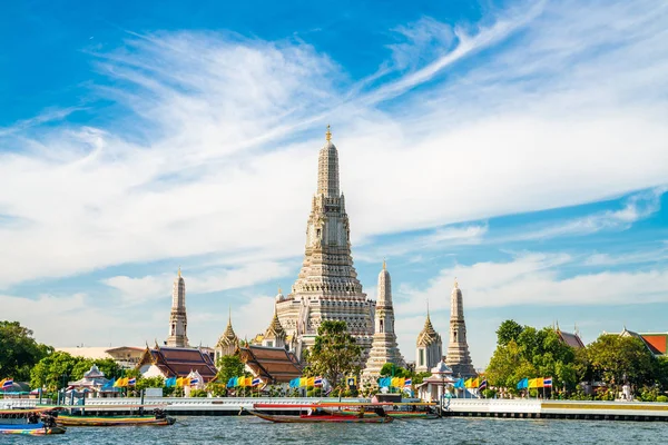 Templo del amanecer Wat Arun con barco cielo azul día soleado —  Fotos de Stock