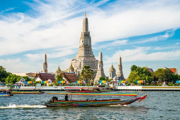 Tekne mavi gökyüzü güneşli gün ile şafak Wat Arun Tapınağı