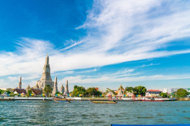Tekne mavi gökyüzü güneşli gün ile şafak Wat Arun Tapınağı