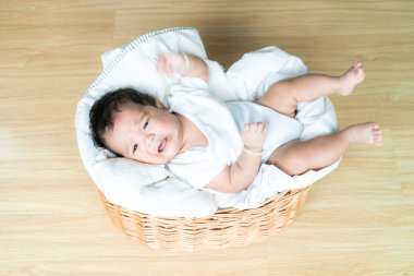 Ahşap sepet üst görünümü üzerinde yatan bebek bebek çocuk