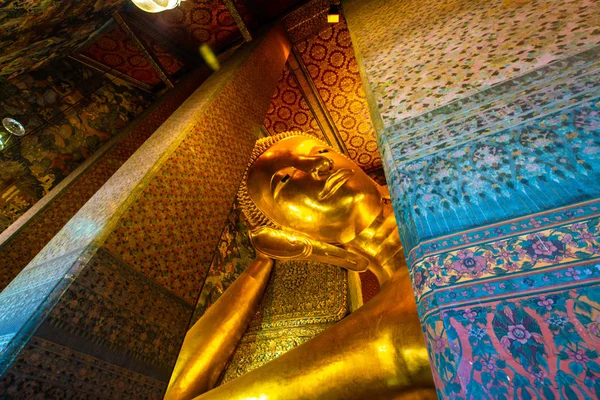 Reclinning golden buddha statue in pagoda of Wat Pho — Stock Photo, Image
