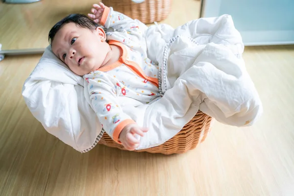 Schattig baby jongetje liggend in mand met witte deken — Stockfoto