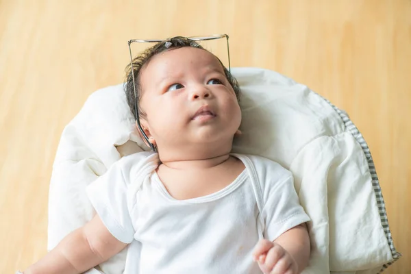 Bebé niño acostado en la cesta de madera vista superior — Foto de Stock