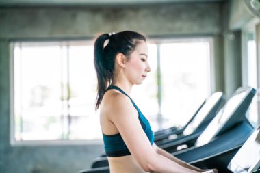 Çekici güzel gülümseyen kadınlar koşu üzerinde çalıştırarak çalışmak