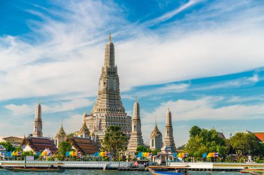 Tekne mavi gökyüzü güneşli gün ile şafak Wat Arun Tapınağı