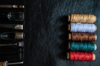 Deri işçilik alet ve iplik renkli çalışma