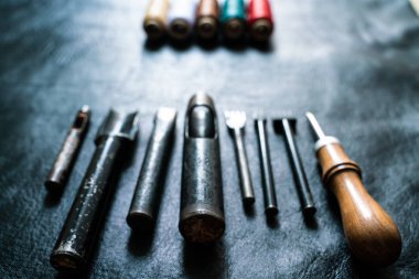 Deri işçilik alet ve iplik renkli çalışma