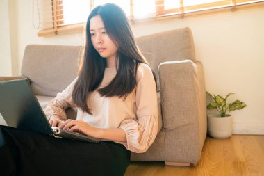 İş Asya kadınlar kullanma laptop oturma üzerinde zemin içinde Oda