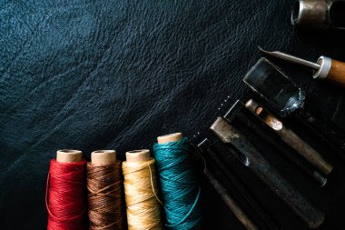 Deri işçilik alet ve iplik renkli çalışma