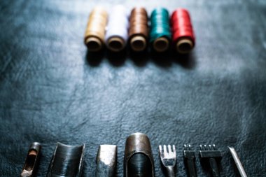 Deri işçilik alet ve iplik renkli çalışma