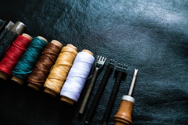 Deri işçilik alet ve iplik renkli çalışma