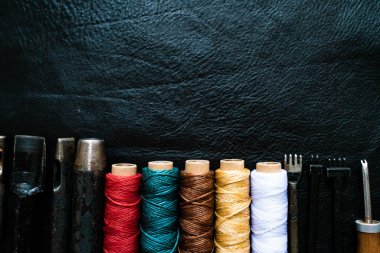 Deri işçilik alet ve iplik renkli çalışma