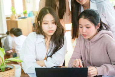 Bir grup iş asya kadın takım ov tartışırken kanepede oturan