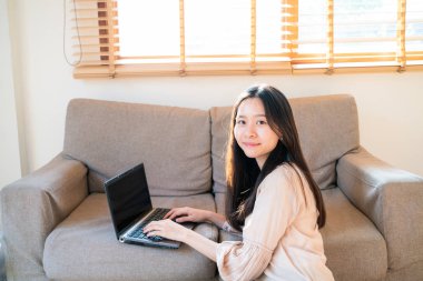 İş Asya kadınlar kullanma laptop oturma üzerinde zemin içinde Oda