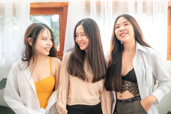 Relacja przyjaźń sexy azjatyckie kobiety spotkanie w przytulny pokój — Zdjęcie stockowe