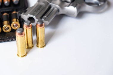 Snubnose .44 magnum silah küçük dev yakın