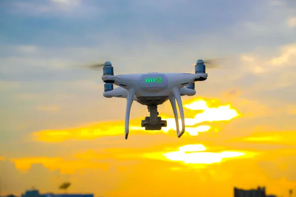 Dron UAV volando sobre la ciudad edificio colorido atardecer —  Fotos de Stock