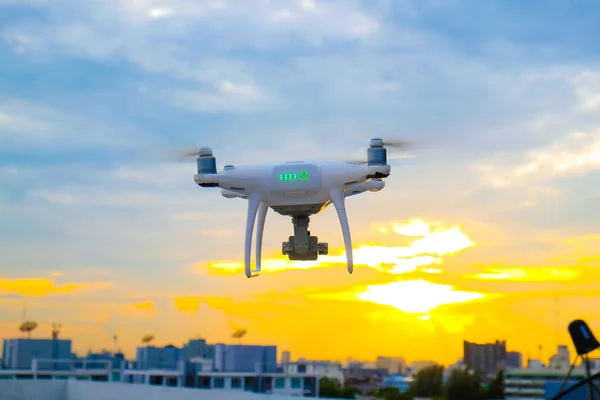 Dron UAV volando sobre la ciudad edificio colorido atardecer —  Fotos de Stock