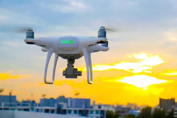 Drone UAV che sorvola la città edificio colorato tramonto — Foto Stock