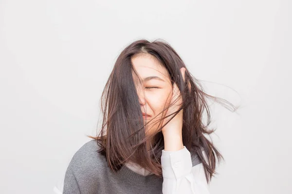 Улыбка чувствовать себя свободным от красивых азиатских короткие волосы женщины — стоковое фото