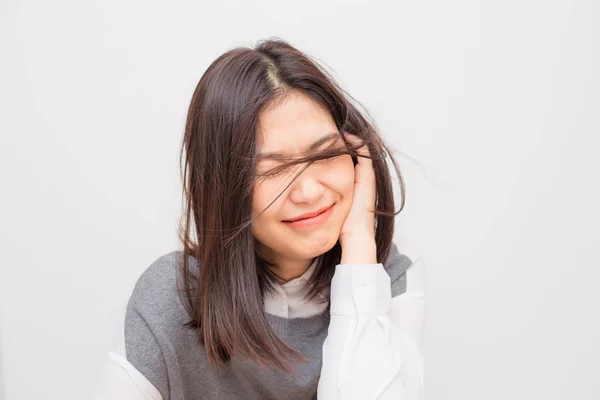 美しいアジアのショートヘアの女性の自由な笑顔を感じる — ストック写真