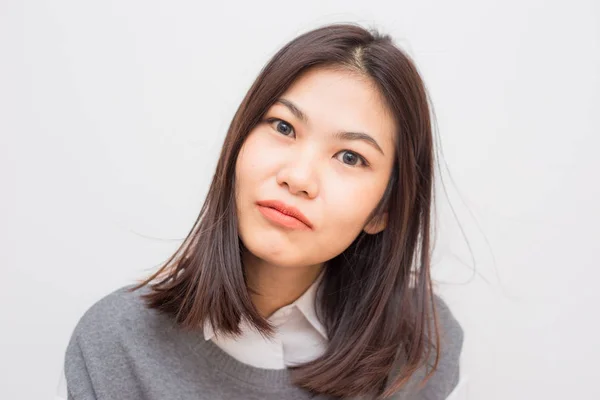 Lächelnd fühlen Sie sich frei von schönen asiatischen Frauen mit kurzen Haaren — Stockfoto