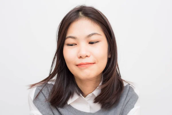 흰색 배경에 미소 아름다운 아시아 여성의 초상화 — 스톡 사진