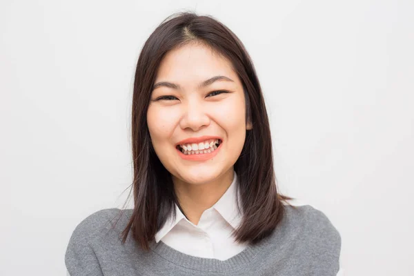 Retrato de sonriente beutiful asiático mujeres en blanco fondo —  Fotos de Stock
