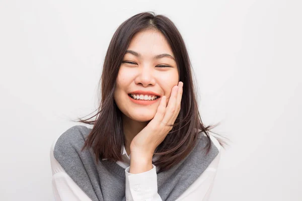 흰색 배경에 미소 아름다운 아시아 여성의 초상화 — 스톡 사진