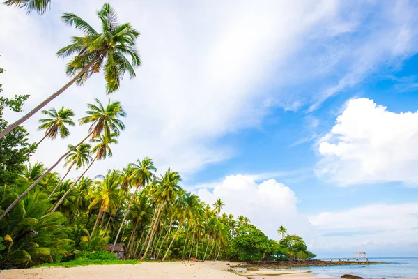 Bela praia marinha tropical idílica — Fotografia de Stock