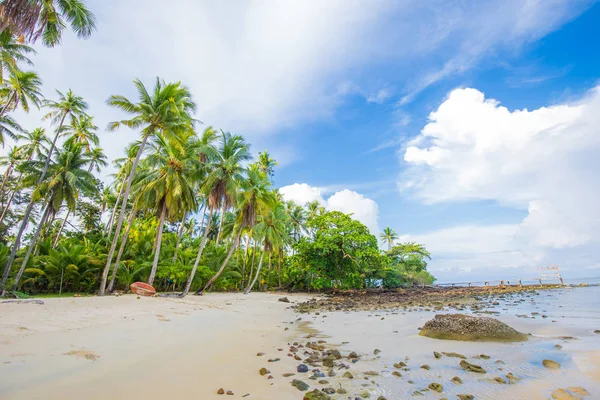 Красивый идиллический тропический морской пляж — стоковое фото