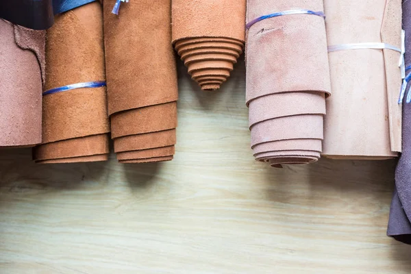 Gemüsegegerbte Rolle aus echtem Leder für handwerkliche Arbeit — Stockfoto