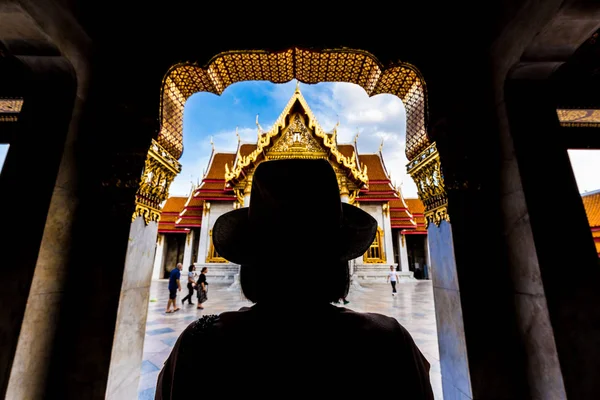 Mulheres turísticas viajam no templo budista — Fotografia de Stock